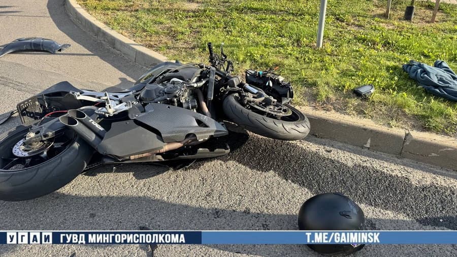 На ул. Ильянской столкнулись мотоцикл и легковушка