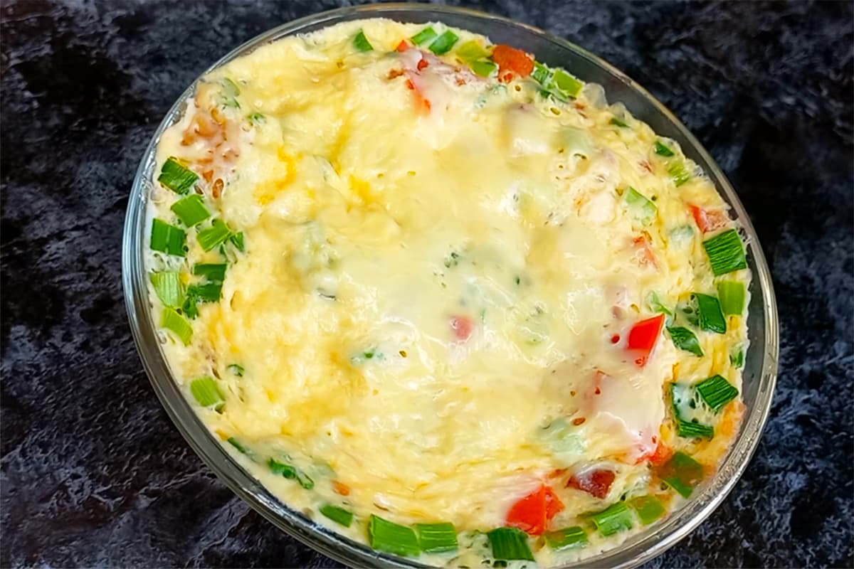 Просто и вкусно: рецепт омлета в микроволновке
