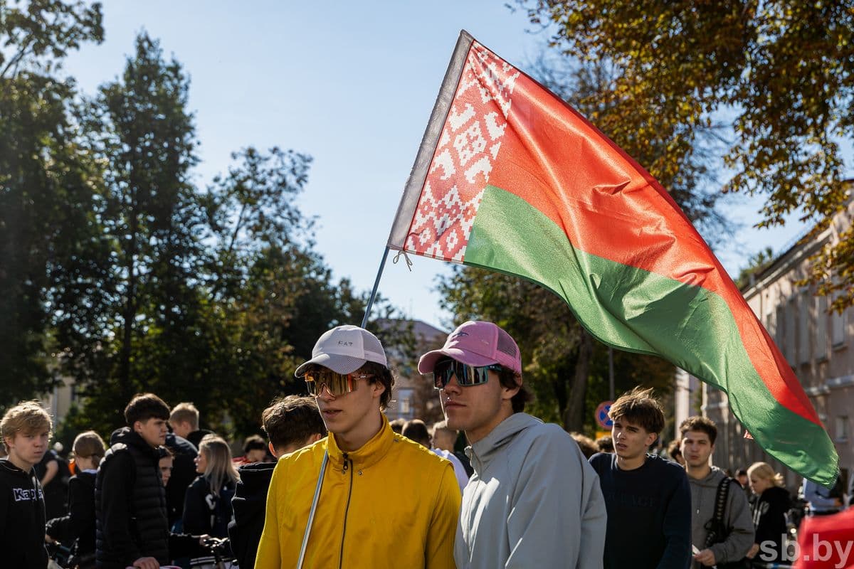 Его слова с улыбкой подхватывает Татьяна :
