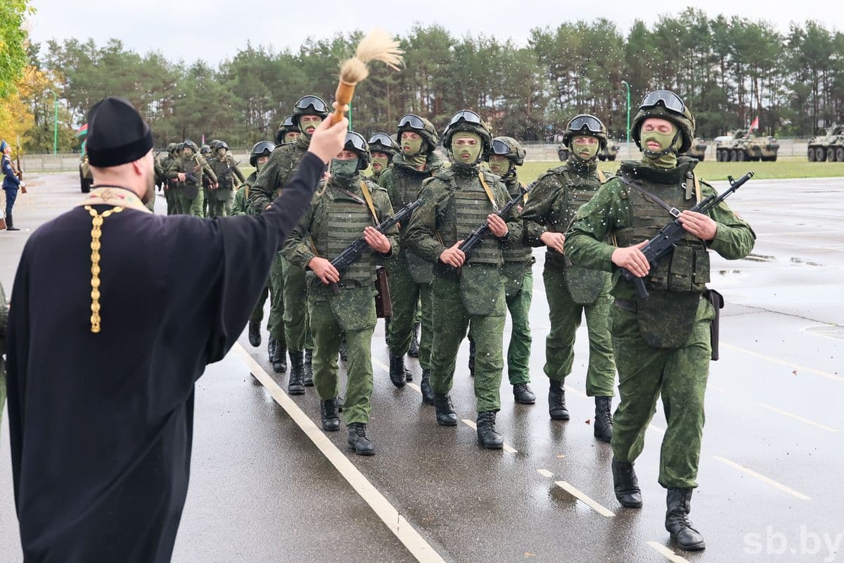 После церемонии БТР-82А направились в парк боевых машин. Теперь им предстоит занять свое место в повседневной жизни бригады — на занятиях, полигонах и при выполнении поставленных задач.