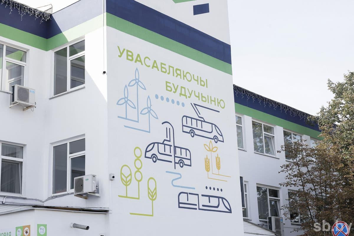 В этом году предприятие порадовало своих потребителей целым рядом новой техники. Одна из премьер — трехсекционный низкопольный трамвай.