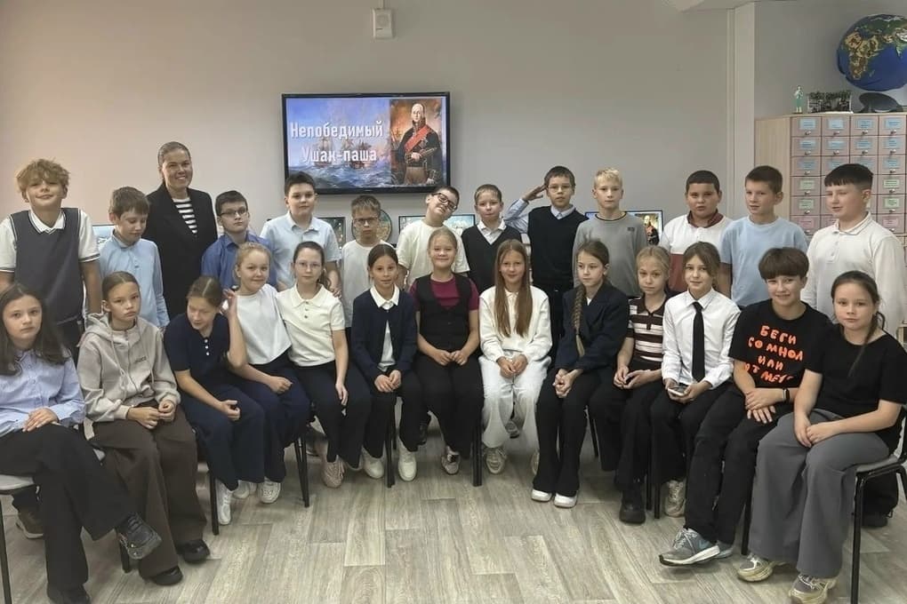 В Ненецкой центральной библиотеке школьникам рассказали о легендарной победе русского флота