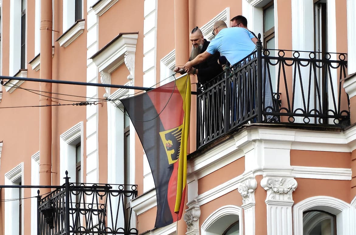 С Генконсульства Германии в Петербурге сняли флаги