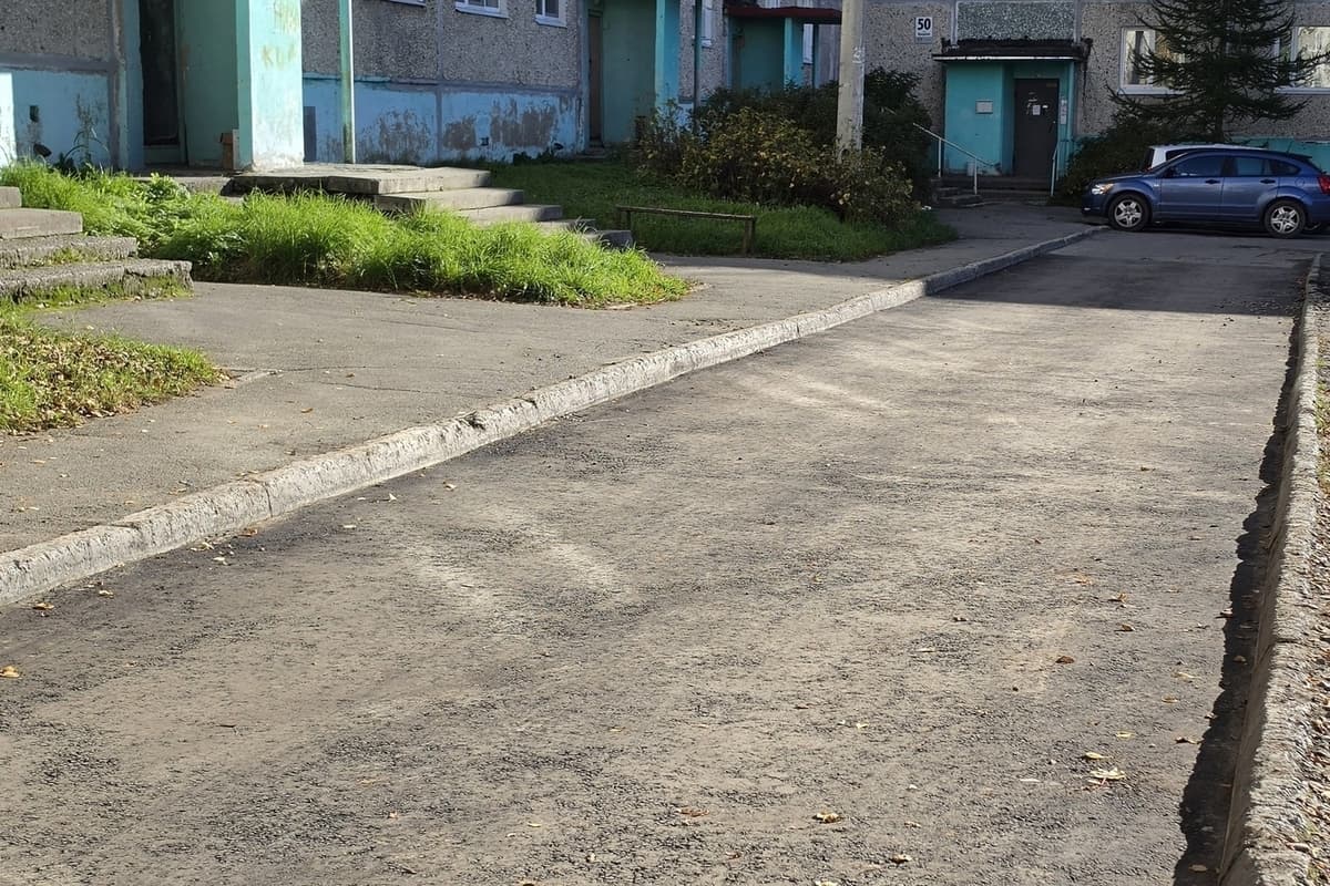 Снятый асфальт и мусор нашли после ремонтов в Апатитах
