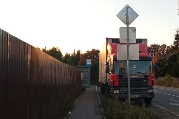 В Звенигороде большегрузы оккупировали остановку: жители жалуются на помехи для автобусов