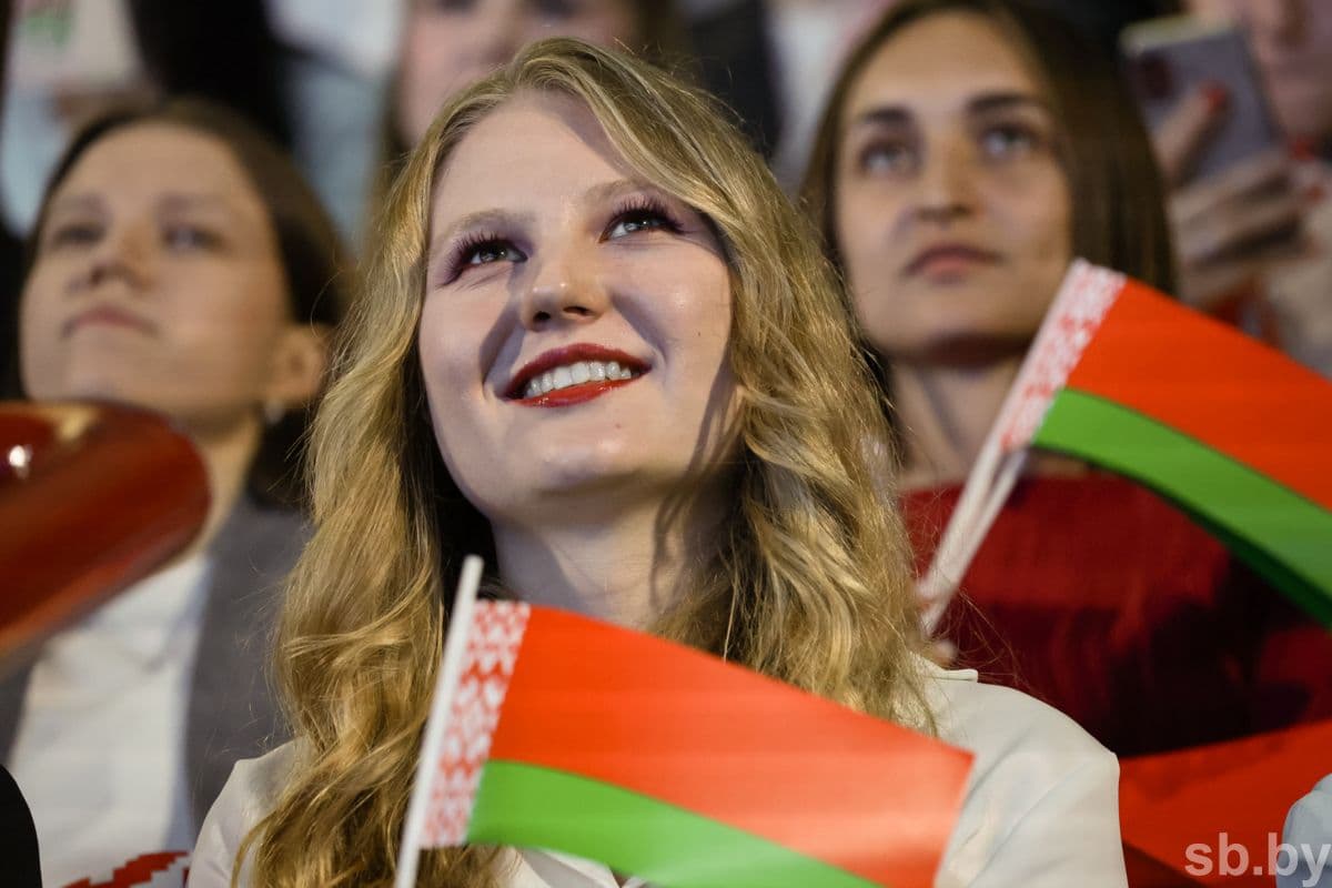 Взгляд в завтрашний день: форум «Молодежь. Беларусь. Будущее», посвященный Дню народного единства, объединил активных ребят со всей страны. Фото Александра Кулевского