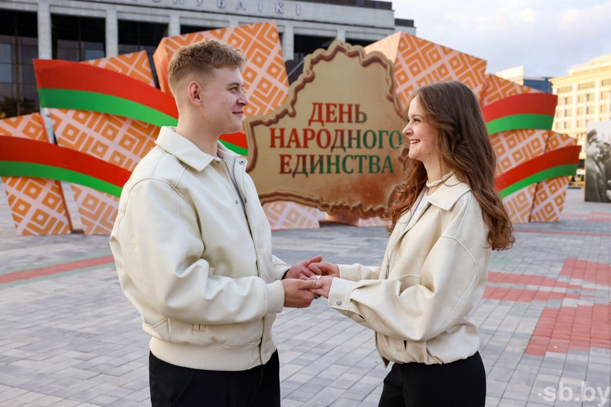 Пара Александра Святощика и Татьяны Горощени возле локации ко Дню народного единства в Минске. Фото Алисы Другаковой