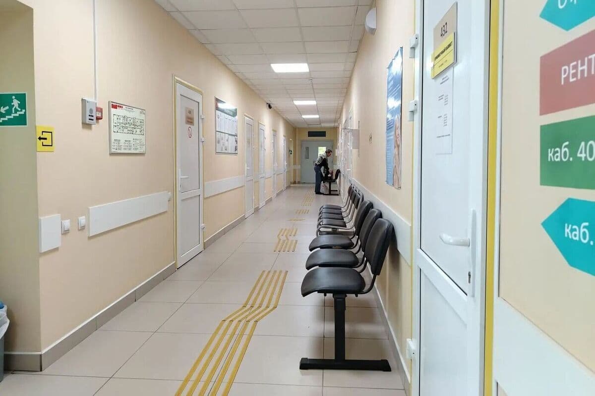 Петербуржца с острой болью в ухе гоняли туда-сюда по поликлинике