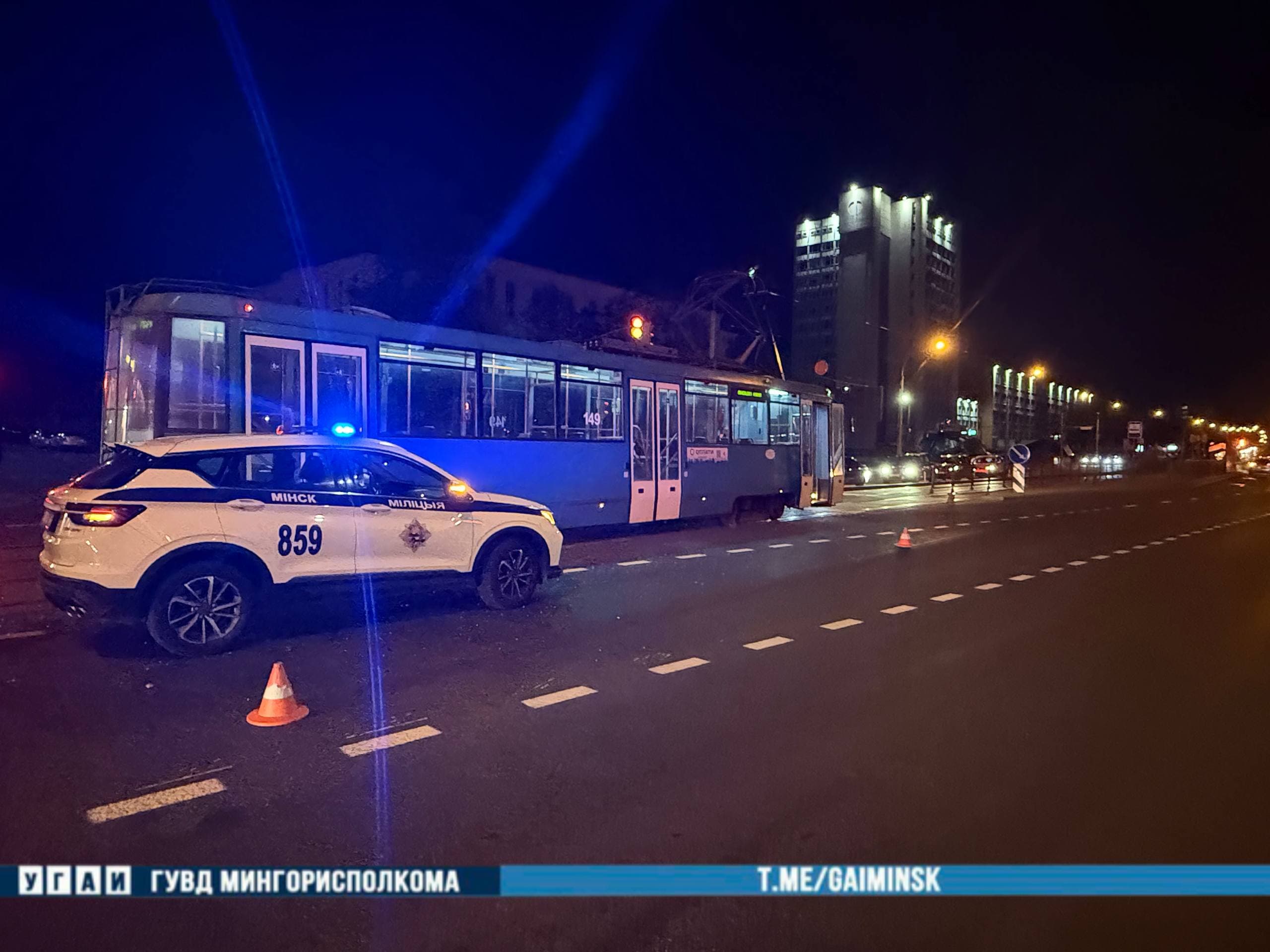 Госавтоинспекция напоминает пешеходам: не подвергайте свою жизнь опасности. Пересекайте проезжую часть только в установленных местах и на разрешающий сигнал светофора.