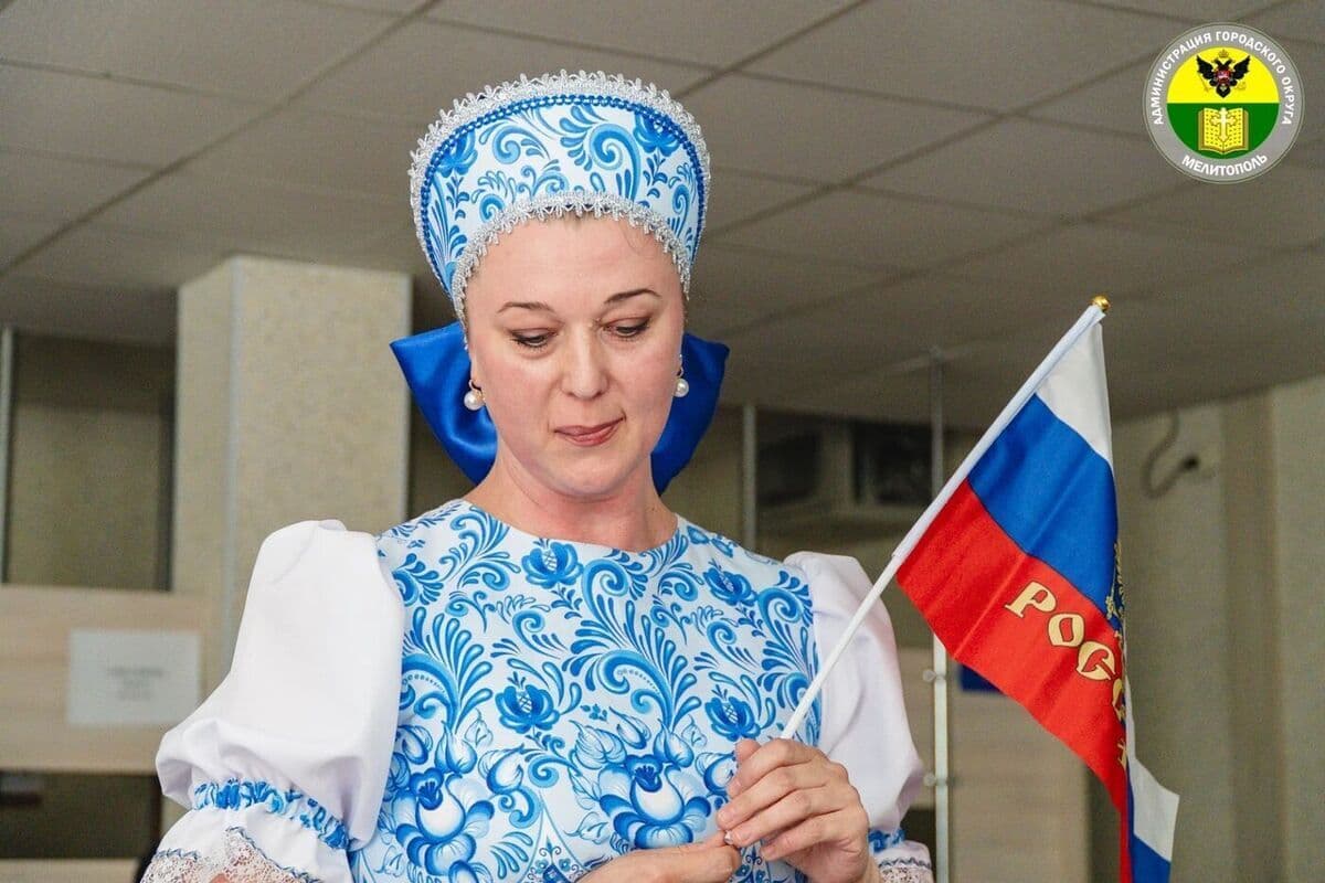 Яркая избирательница в нарядном костюме пришла на выборы в Мелитополе