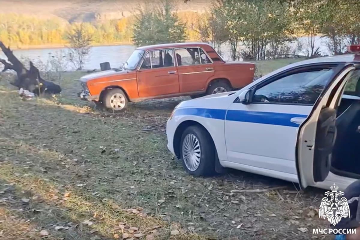В столице Тувы водитель, пытаясь скрыться от инспекторов ДПС, прыгнул в реку