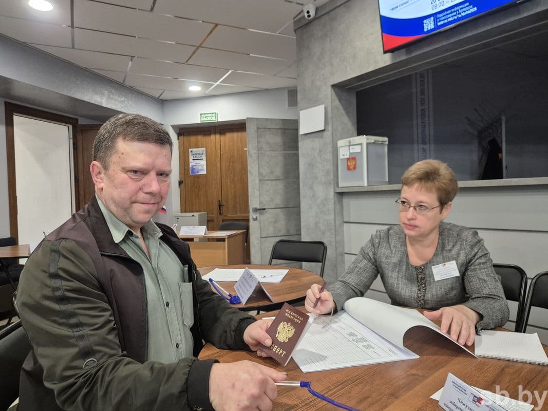 В числе первых бюллетень в ящик для голосования опустил работник Центра культуры «Витебск» Борис Варламов: