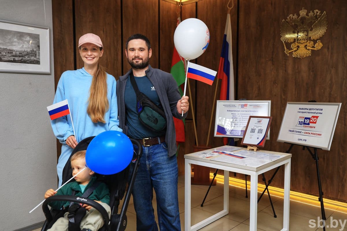 Денис Ходаков с супругой Екатериной сейчас временно живут в Беларуси, но не смогли остаться в стороне от важного политического события.