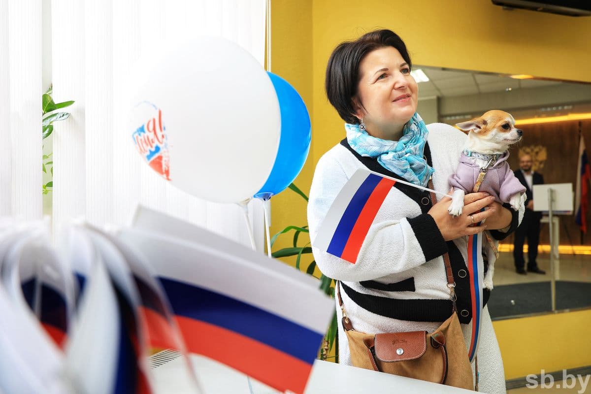 Ирина Мурзич из Ярославля пришла на участок с милым хвостатым компаньоном — Тотошей, тоже старавшимся сохранять торжественный вид и не мешать хозяйке исполнить свой гражданский долг.