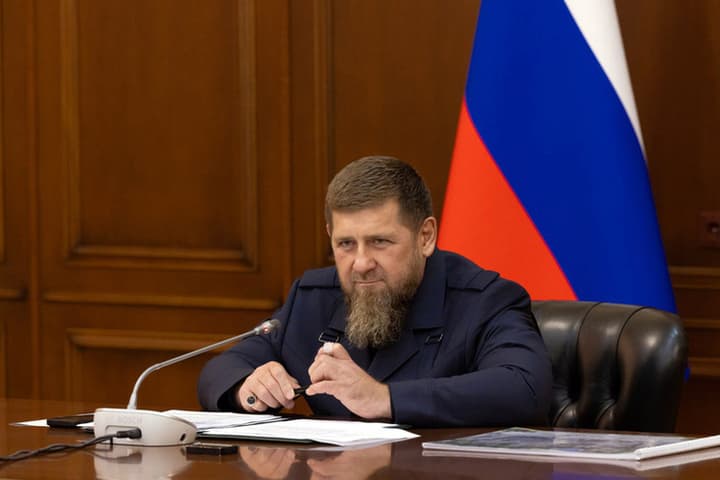 Рамзан Кадыров поздравил жительниц республики с Днем чеченской женщины