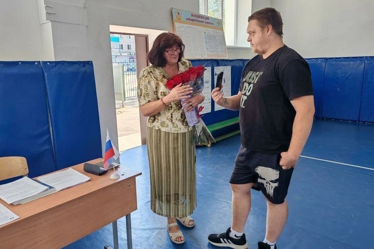 Сын члена воронежской УИК прислал матери букет роз с фронта