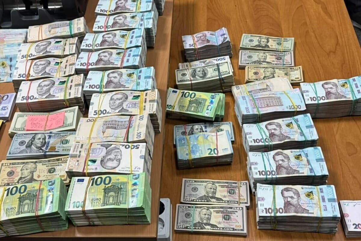 Милиардные схемы: на Украине накрыли гигантский конвертцентр с криптой