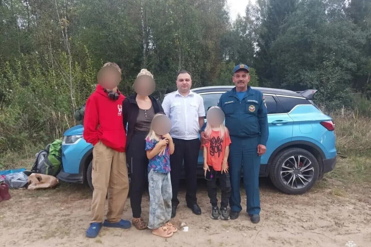 Потерявшуюся женщину с тремя детьми вывели из леса в Тверской области