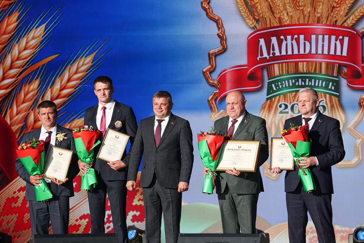 Передовиков награждает Андрей Кузнецов.