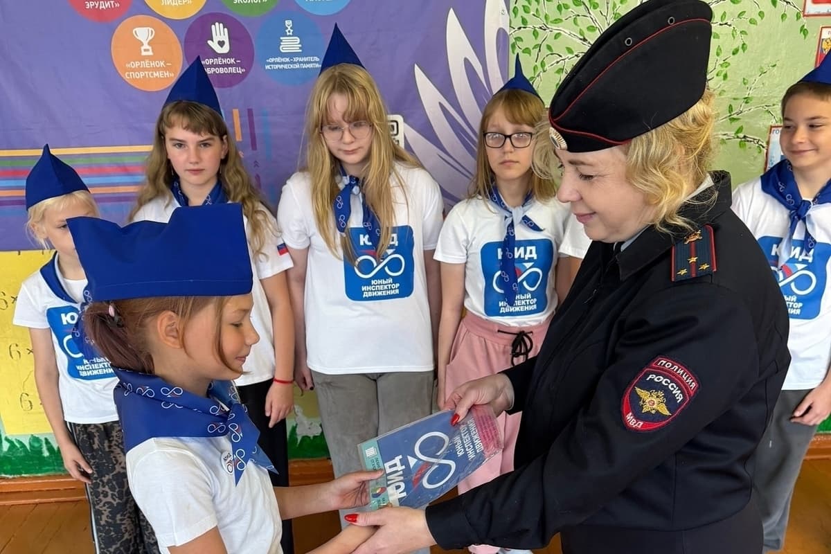 В Рабочеостровской школе сегодня пополнили ряды юных инспекторов движения