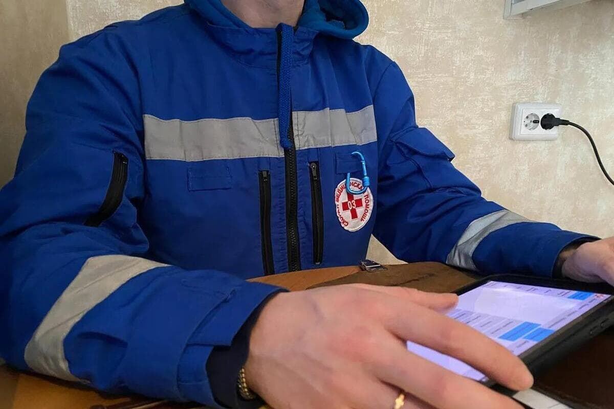Петербуржцев научили отличать затекшую руку от симптома инсульта