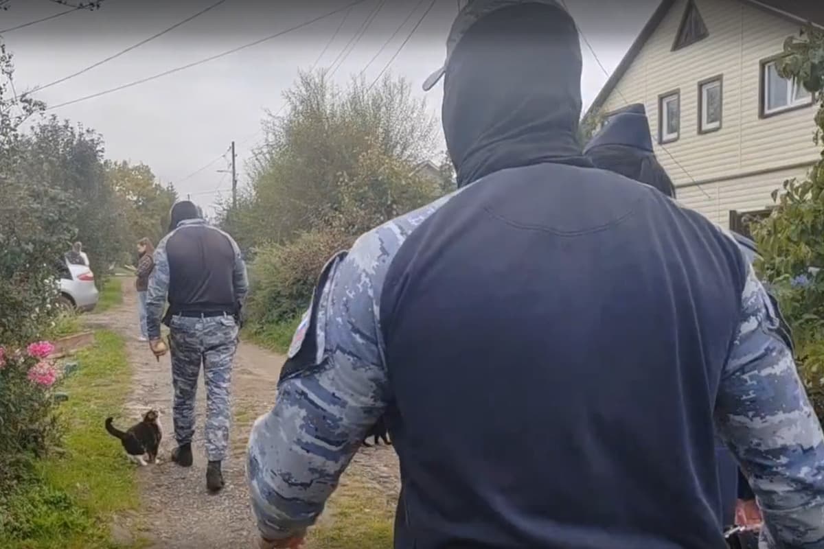 В Ярославле приставы помогли пенсионеру заселиться в дом, который он построил