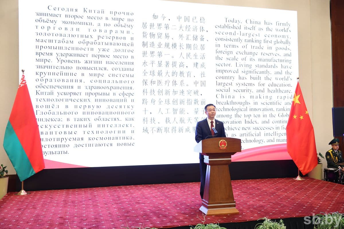 Дипломат отметил, что, несмотря на сложную и суровую внешнюю обстановку, китайская экономика выдержала давление и продолжила движение вперед: