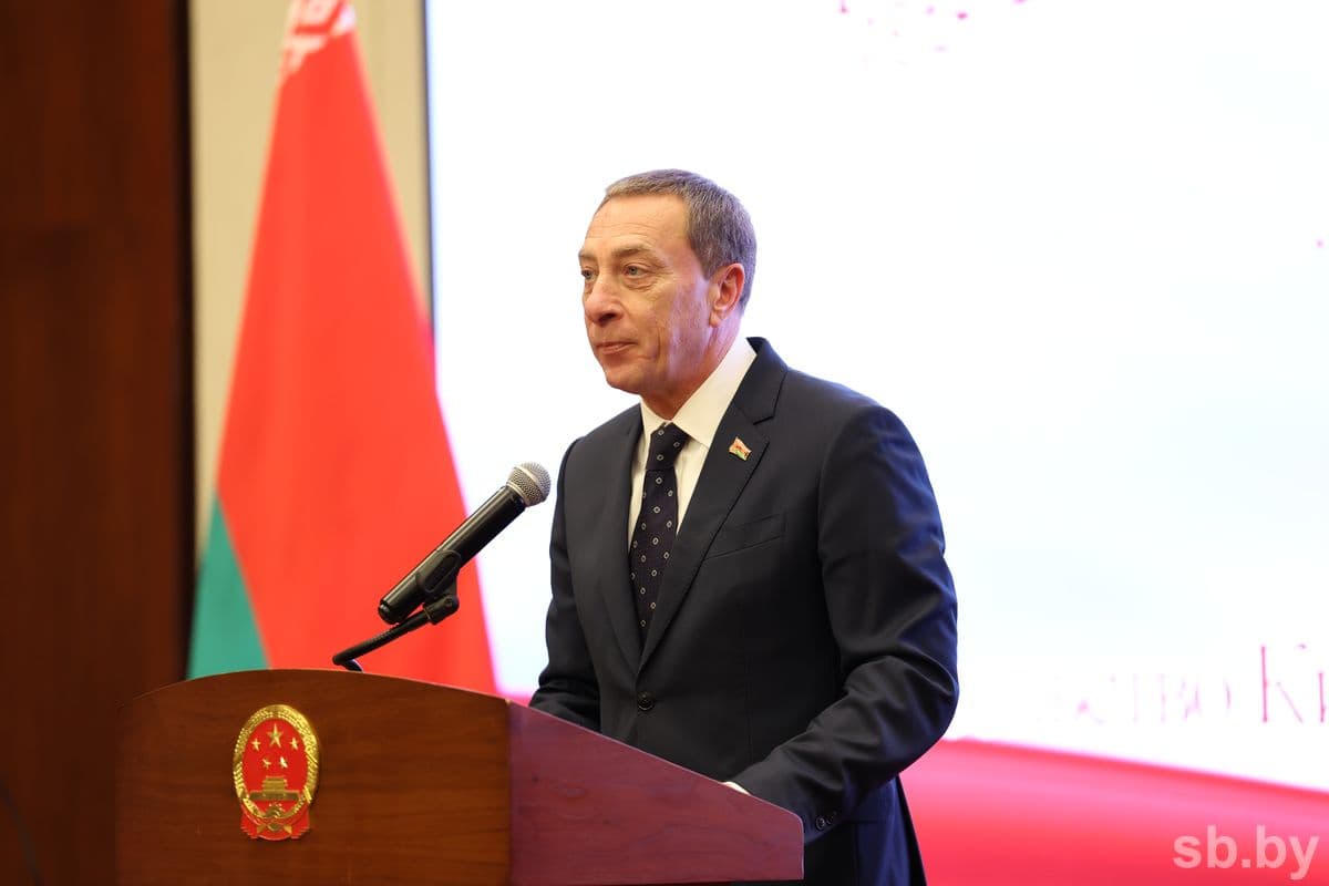 Николай Снопков от имени Правительства Республики Беларусь и от себя лично поздравил присутствующих с наступающим главным национальным праздником Китайской Народной Республики и отметил: