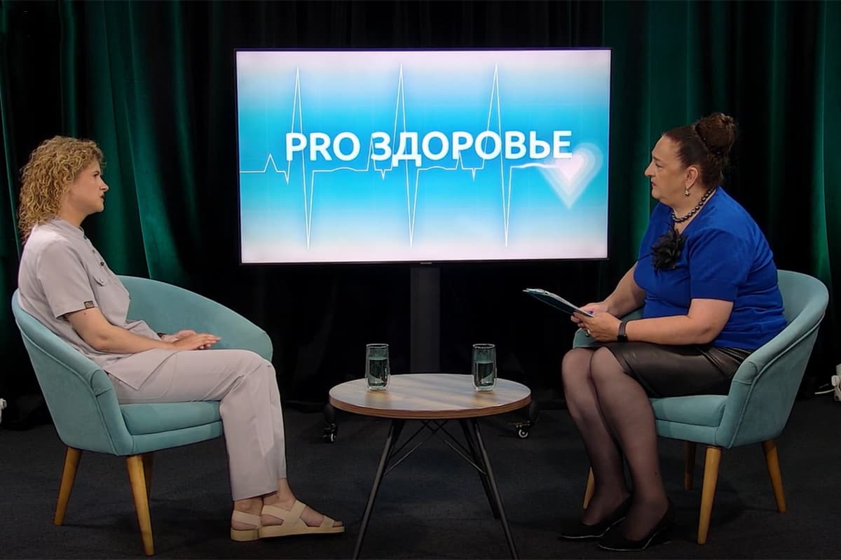 Когда нужно начинать купать новорожденного ребенка и как лучше его пеленать, подсказала невролог