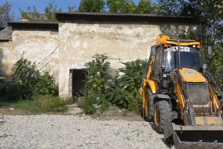 В Махачкале демонтировали незаконное строение на улице Бейбулатова