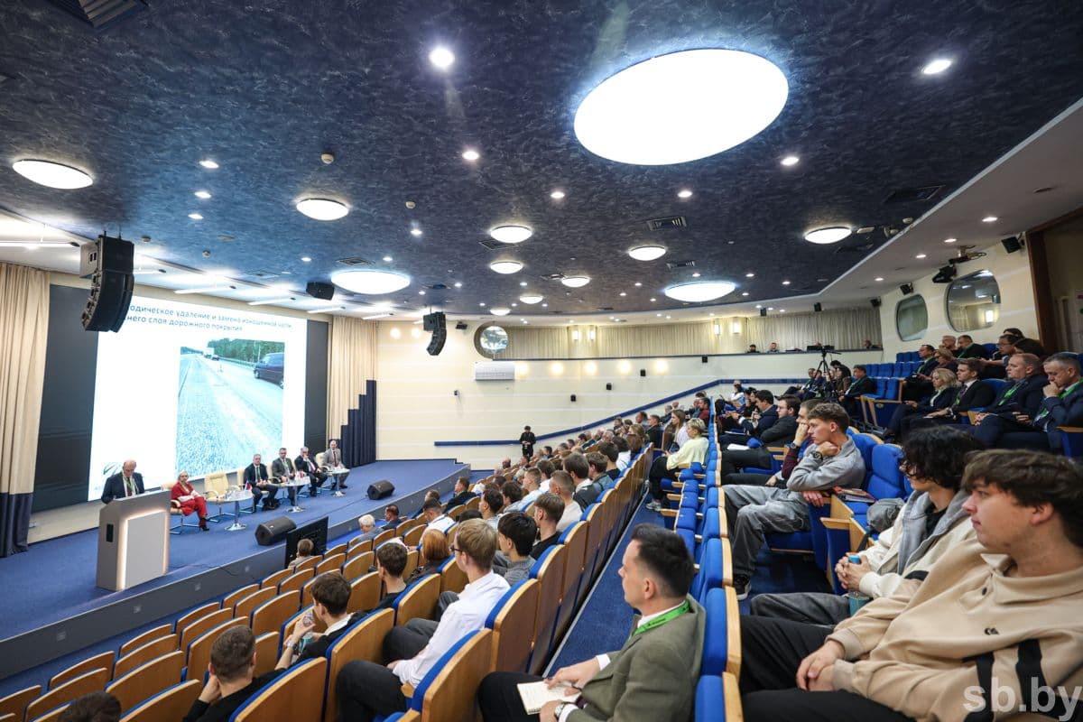 Сегодня проходит теоретическая часть программы, охватывающая весь спектр вопросов, а завтра — мероприятие с выездом на дорогу из цементно-бетонного покрытия М-3.