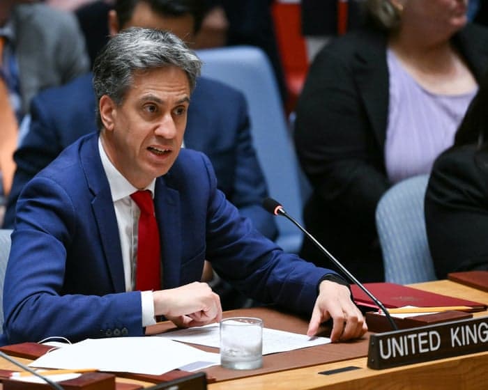 Ed Miliband meets Iran’s foreign minister as Tehran gives US ultimatum on strait of Hormuz