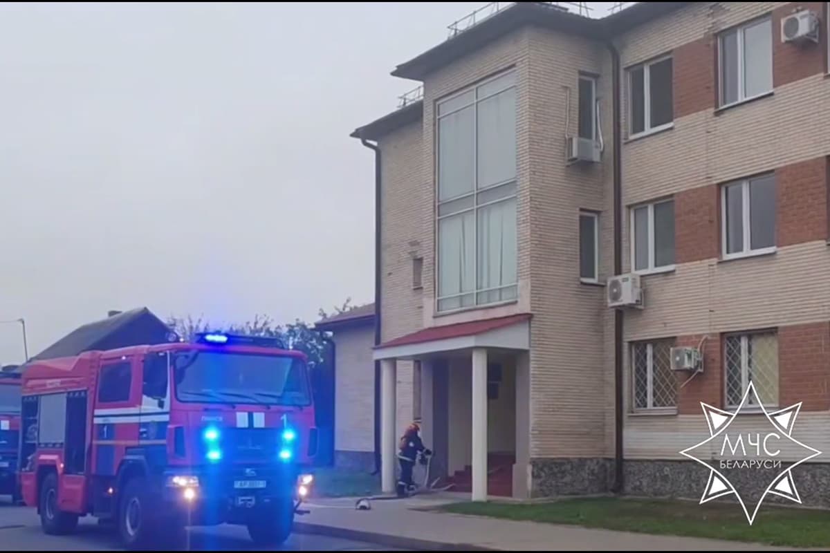 Работники МЧС ликвидировали пожар в административном здании в Пинске