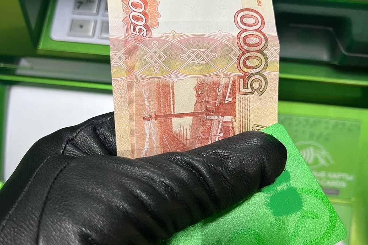 Житель Орловской области обокрал свою сводную 15-летнюю сестру