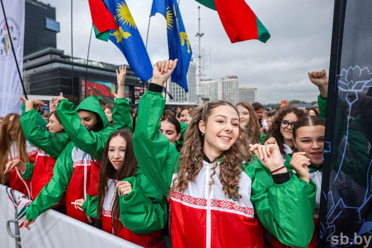 Торжественная церемония старта республиканской универсиады в Минске у Дворца спорта. Фото Елизаветы Кобецкой