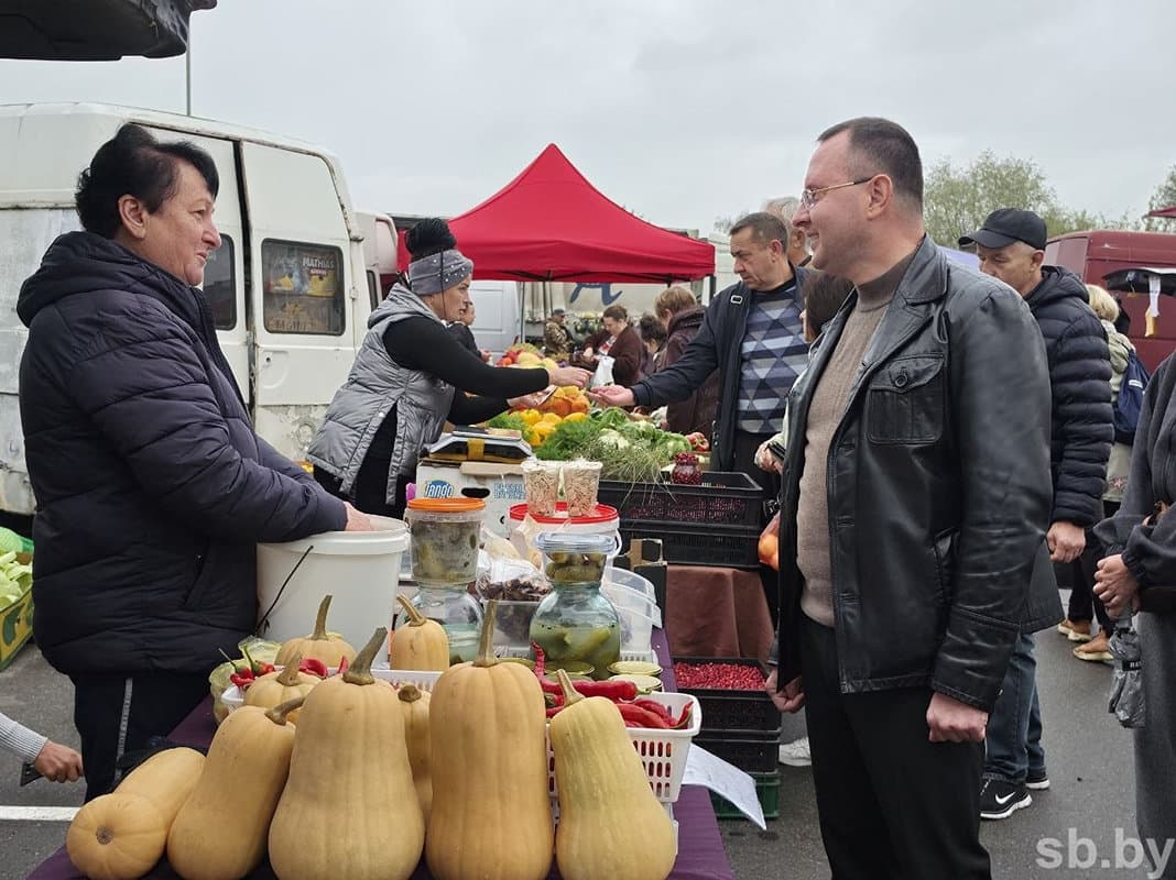 В ходе осмотра площадки председатель Брестского горисполкома Сергей Лободинский отметил, что ярмарочный сезон стартовал в привычном формате и вызывает устойчивый интерес у горожан: