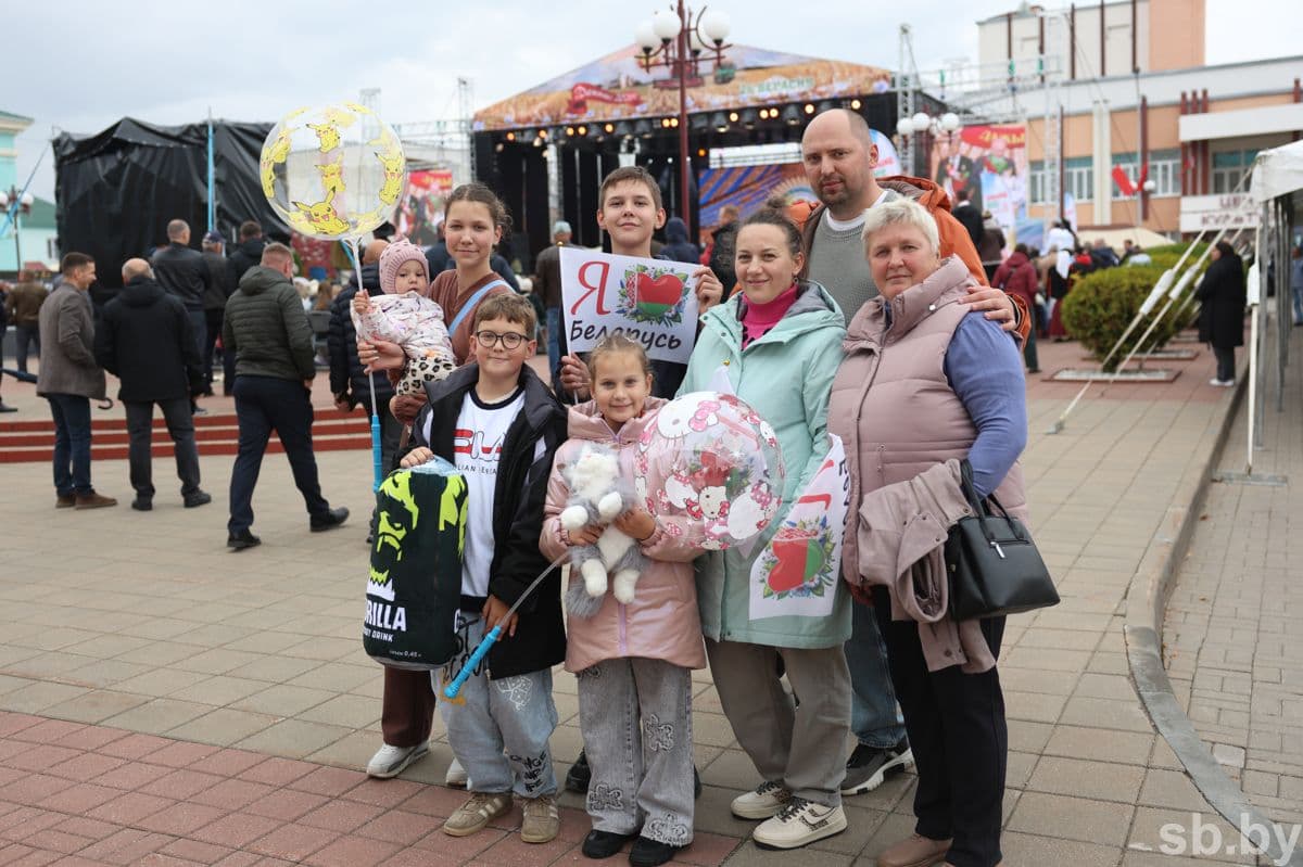 Своими впечатлениями поделилась также Диана Юхнюк , которая приехала на праздник вместе с братом Денисом: