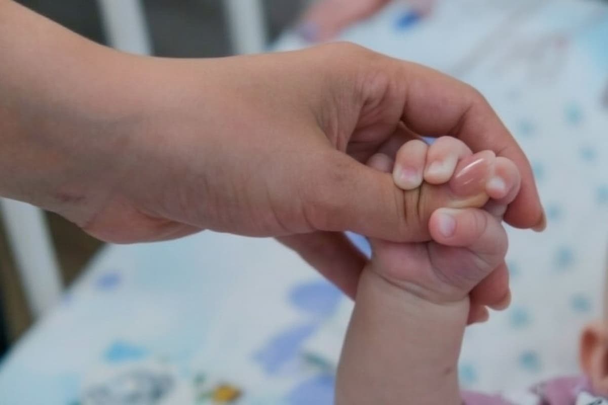 Волгоградские врачи помогли выжить девочке, родившейся с весом 700 граммов