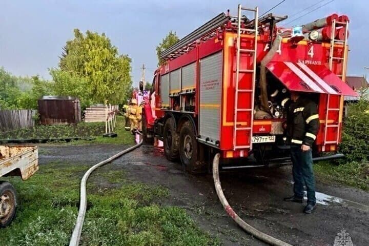 Из-за неосторожности при использовании печи произошел на подворье в алтайском селе