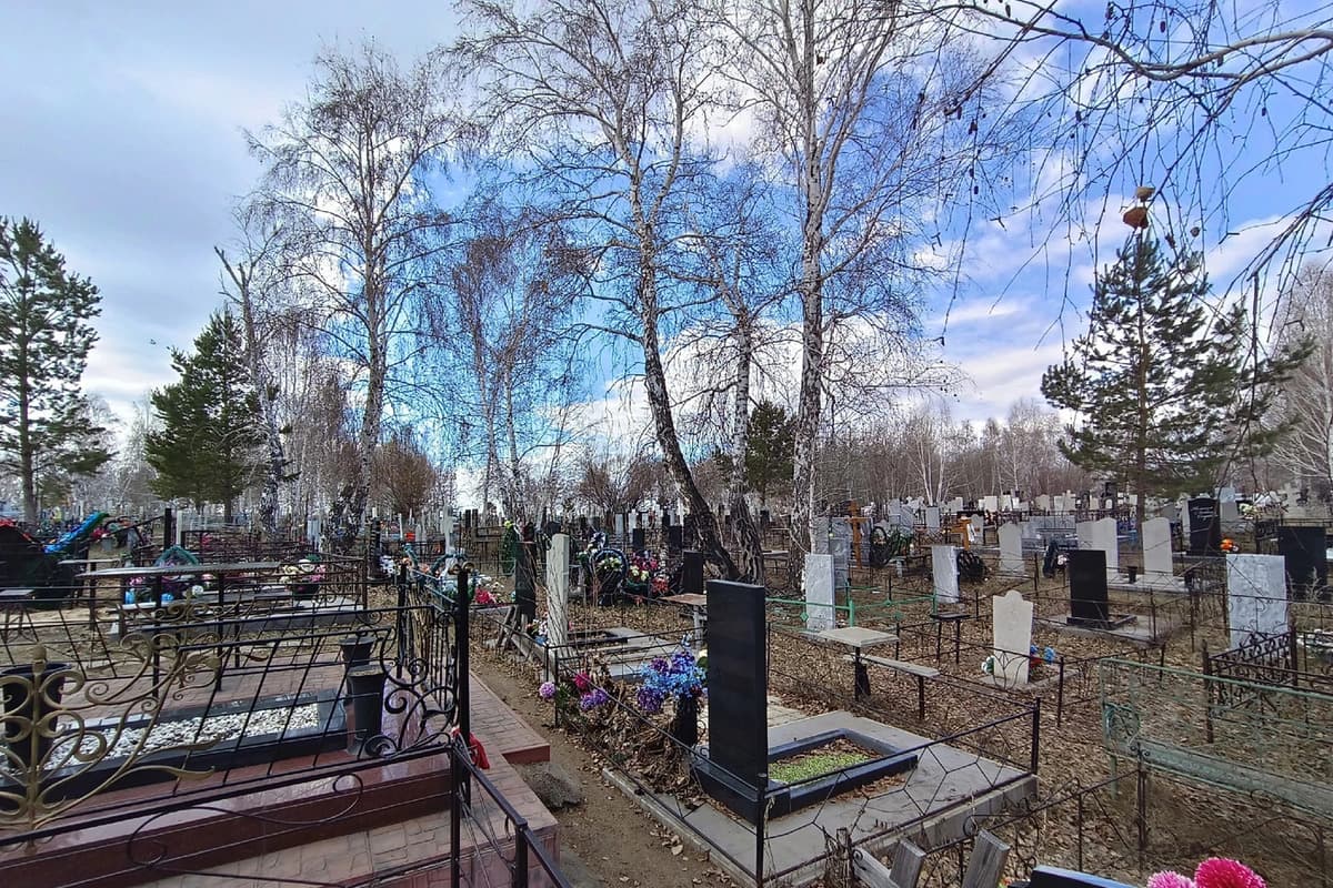 Копил для умершей жены. Жительница Алтайского края украла 96 роз на кладбище