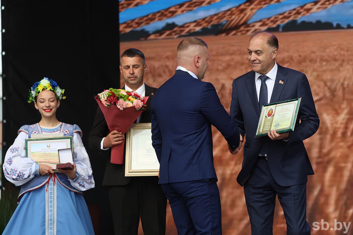 Лучших аграриев чествует Александр Вольфович.
