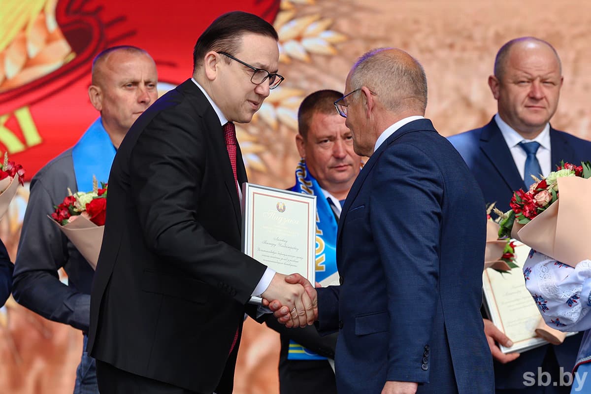 Победителей жатвы поздравил Владимир Перцов.