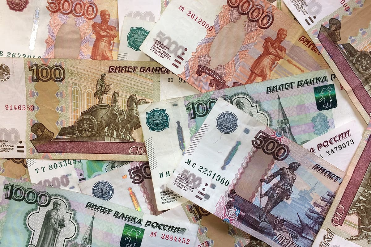 Путин ужесточил правила вывоза национальной валюты из России