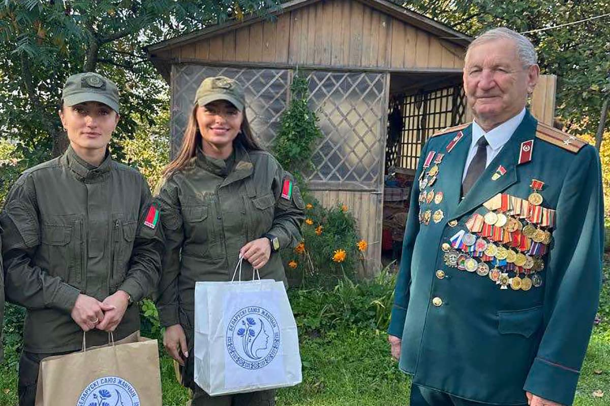 Ярмарки добра и адресная поддержка: в БРСМ рассказали, какую помощь волонтеры оказывают пожилым белорусам Фото в/ч 6713.