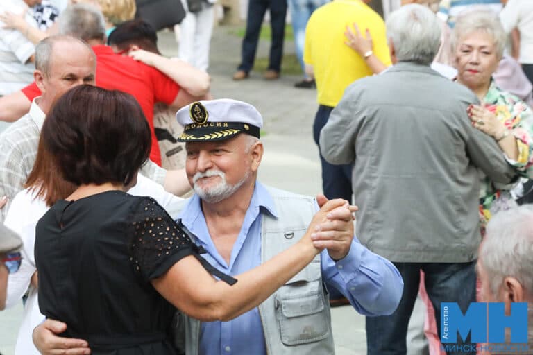 prazdnik den nezavisimosti tanczy pozhilyh stolyarov 06 kopiya