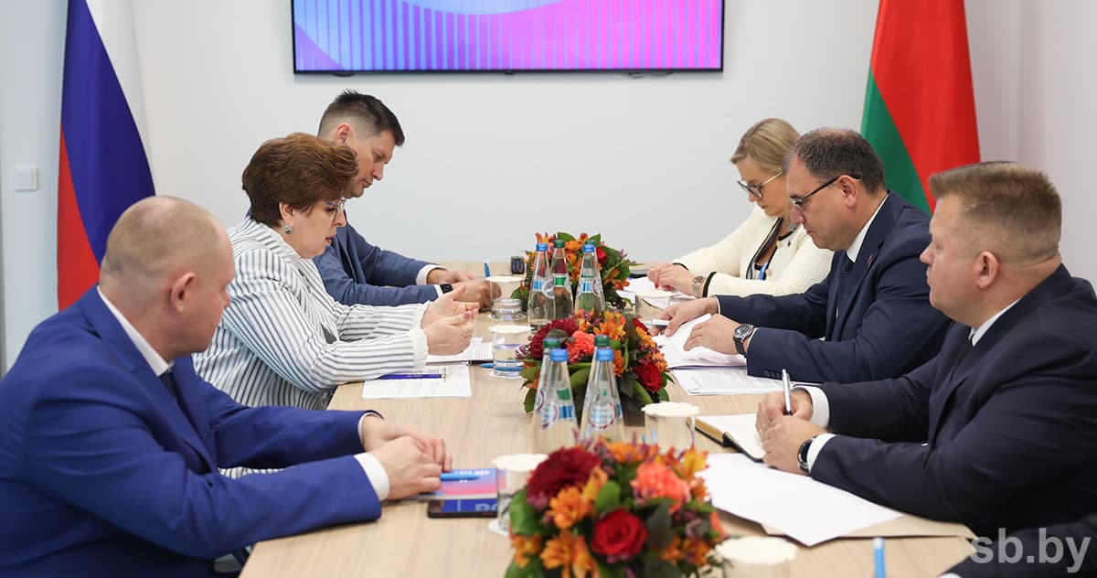 Виктор Каранкевич во время рабочей встречи.