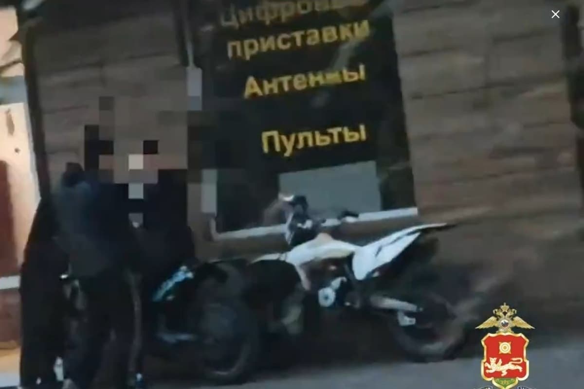 В Абакане подростки-питбайкеры ездили по тротуарам и парковались, как велосипедисты