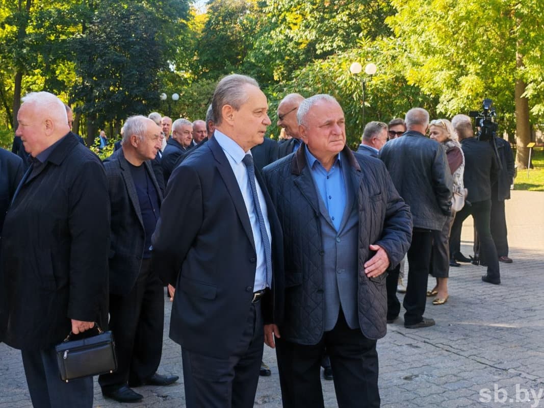 Не может сдержать слез и Ольга Доценко , начинавшая свою работу в администрации Центрального района Гомеля в то время, когда Александр Якобсон руководил облисполкомом: