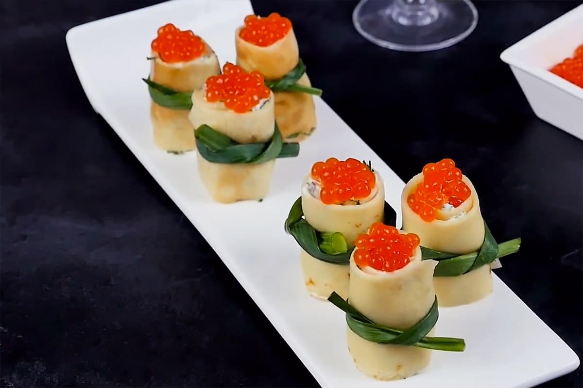 Эффектно и вкусно: рецепт блинчиков с красной икрой