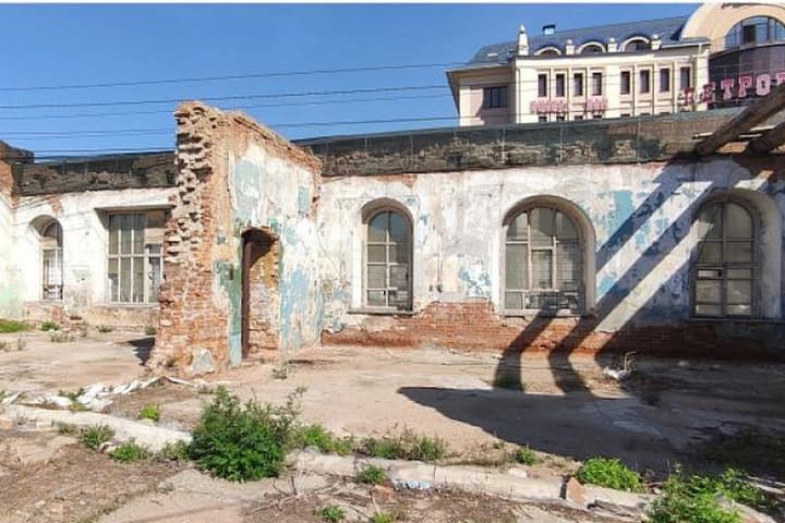 В Челябинске восстановят разрушенный торговый дом на улице Труда